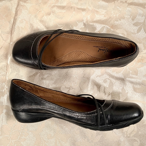 Naturalizer Black Leather Flats - Picture 3 of 3